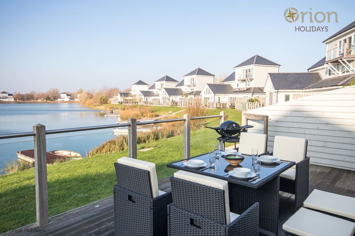 Lounge Summer Lake, Holidays in the Cotswolds