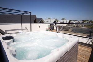 Rooftop hot tub at Minety 43, Green Haven