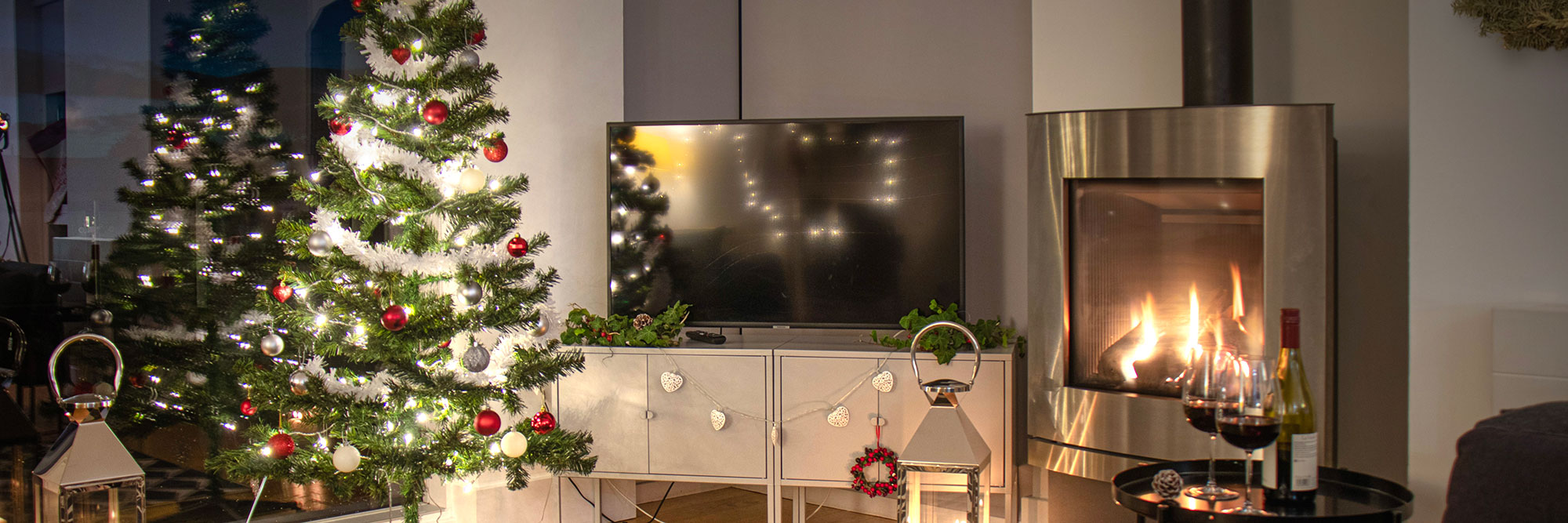 Christmas breaks and holidays in a decorated Cotswold Lakes lodge